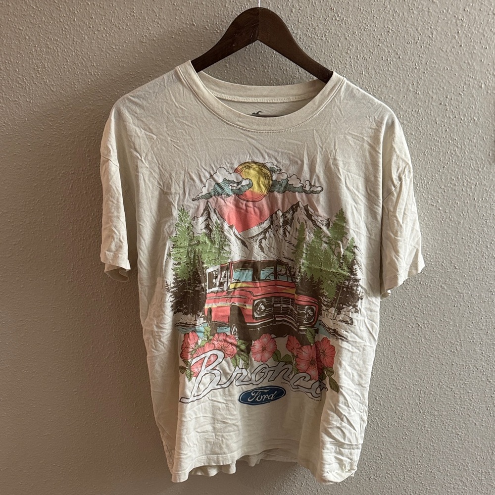 Hollister - Ford Bronco Adventure Tee - Cream